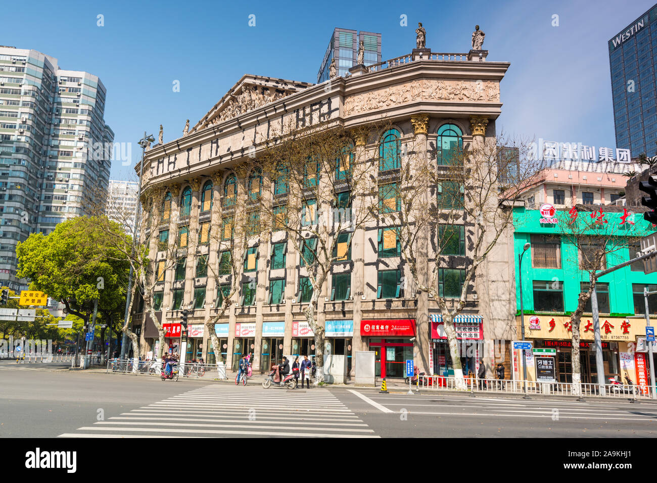 Bâtiment historique avec vue sur la rue à Ningbo, Chine Banque D'Images
