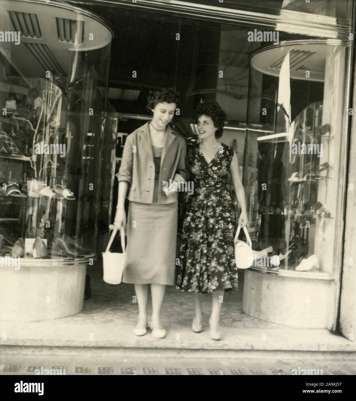 Deux femmes sur un magasin de chaussures , Italie Banque D'Images