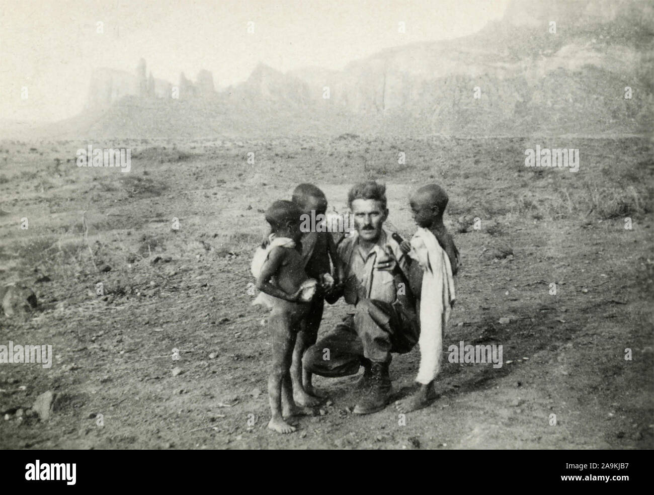 Soldat de l'armée italienne avec les enfants africains Banque D'Images