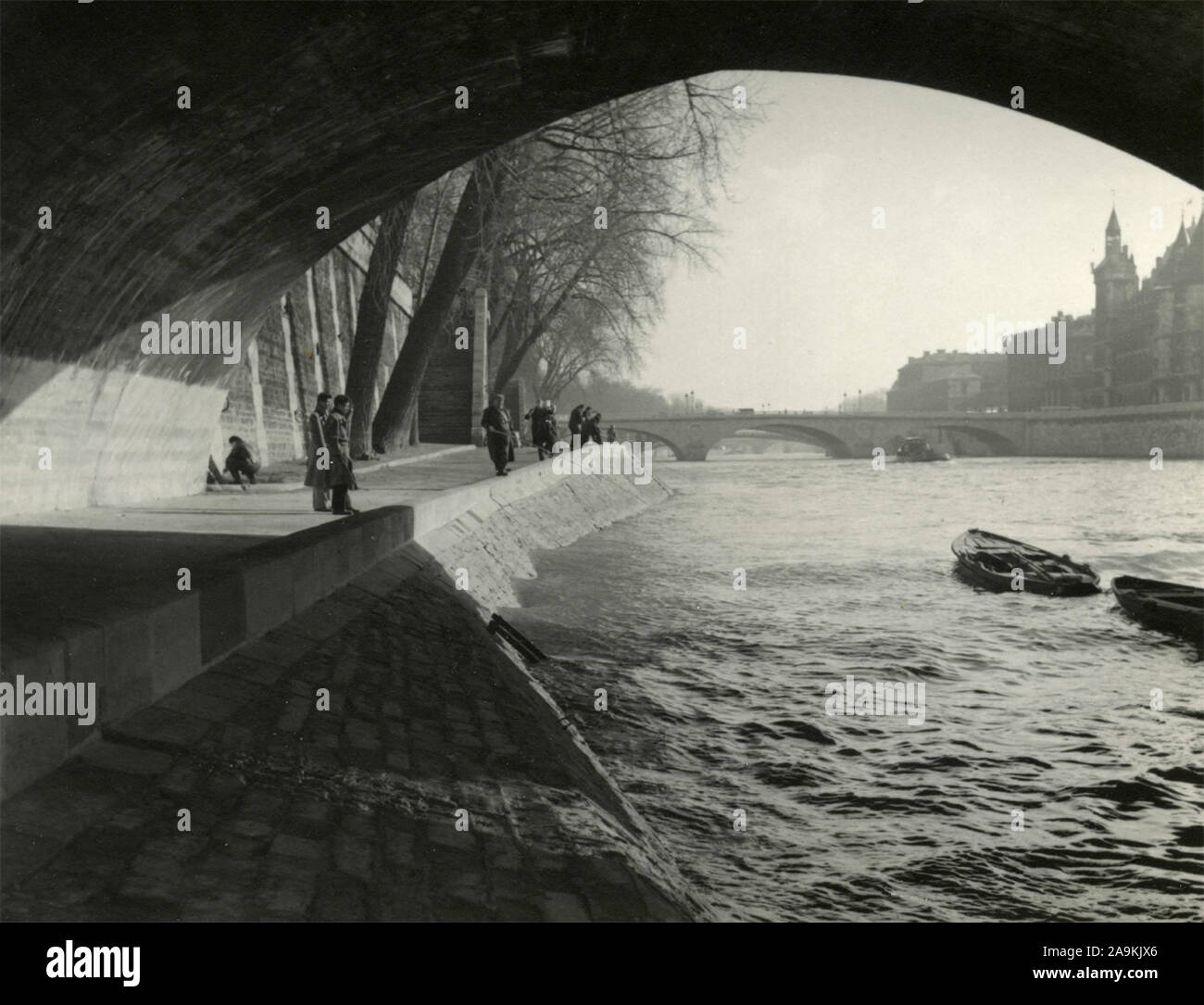 Les pêcheurs le long de la Seine, Paris, France Banque D'Images