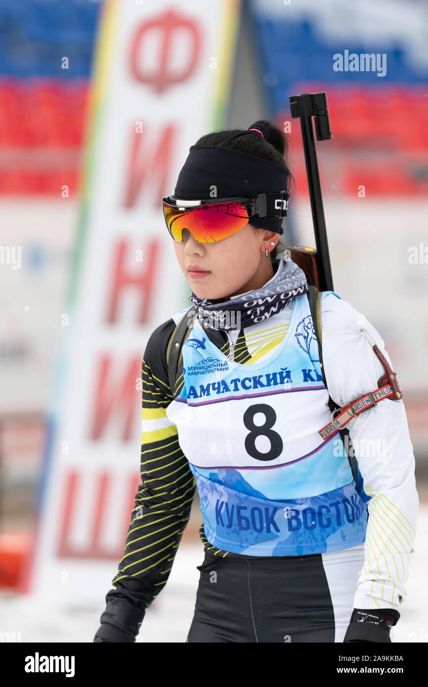 La sportive coréenne Hyunju biathlète Lee (Corée du Sud) skier à l'arrivée après la carabine. Biathlon jeunes Coupe de l'Est Banque D'Images