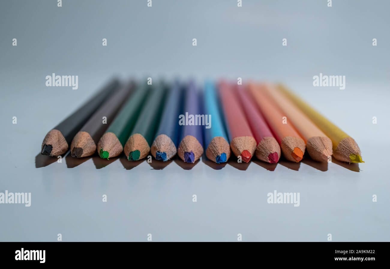 Close up de crayon de couleur avec des couleurs différentes.Color pencils isolated on white background. Banque D'Images