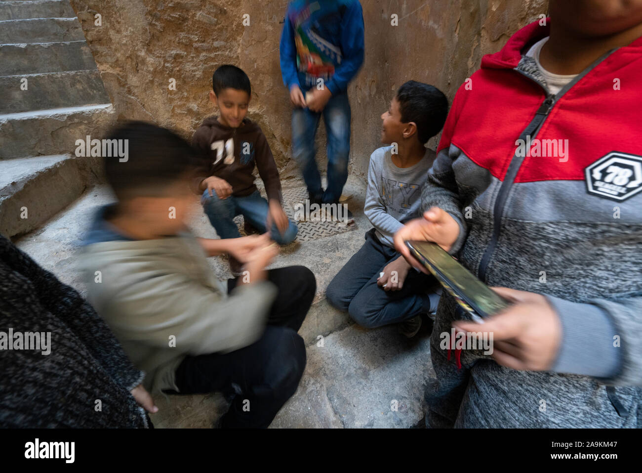 Fes, Maroc. Le 9 novembre 2019. Les enfants jouant dans la rue dans la médina Banque D'Images