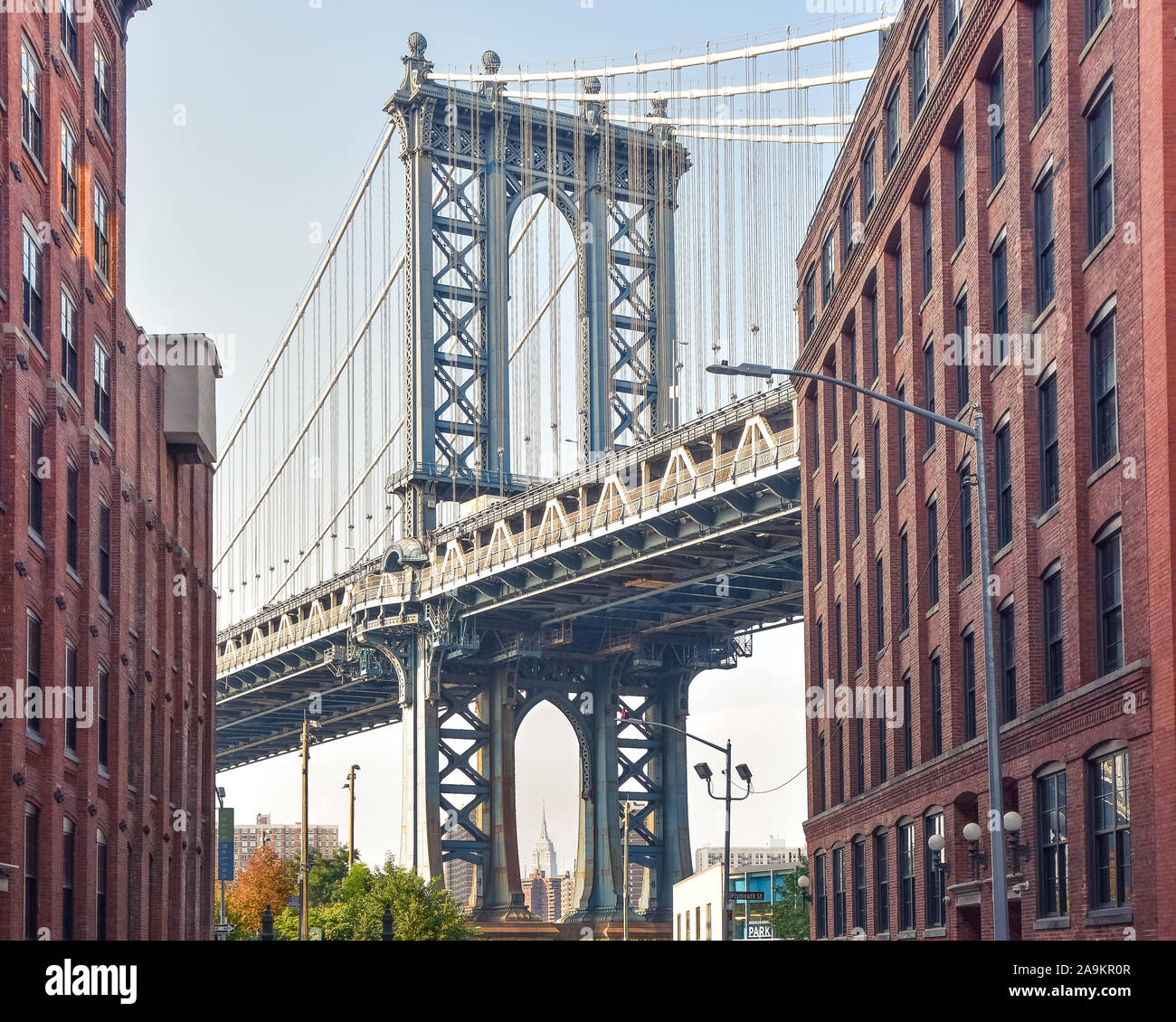 Voir l'emblématique pont de Manhattan à partir de Washington Street. Les bâtiments en brique rouge menant à la rue pont au crépuscule. Brooklyn. New York, USA. Banque D'Images
