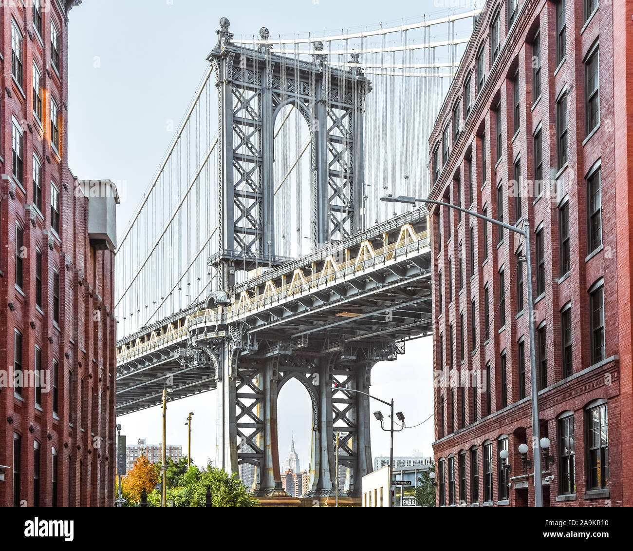 Voir l'emblématique pont de Manhattan à partir de Washington Street. Les bâtiments en brique rouge menant à la rue pont au crépuscule. Brooklyn. New York, USA. Banque D'Images