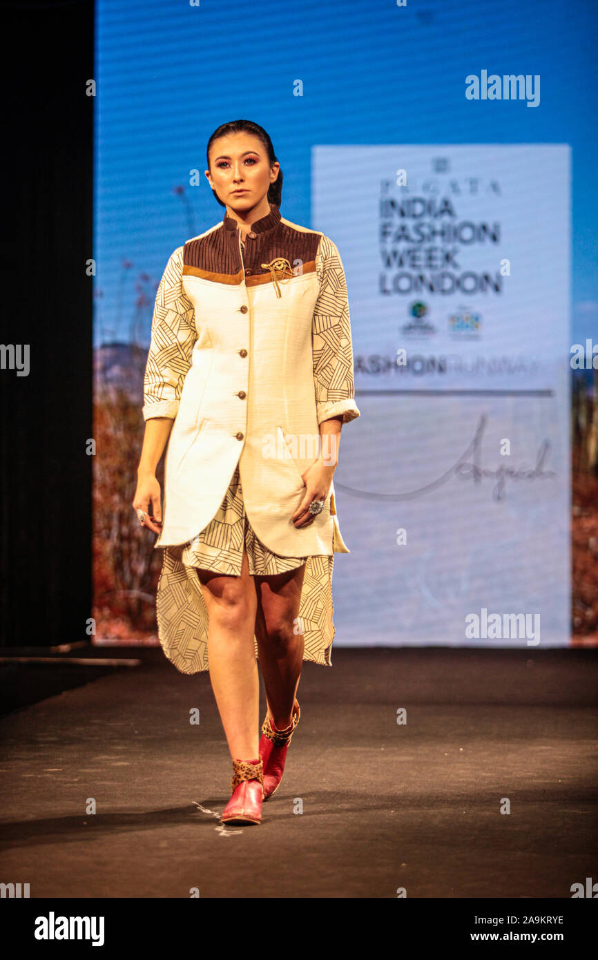 Londres, Royaume-Uni. 16 Nov, 2019. Designer Angrish montrant sa collection mariage asiatique à montrer au Novotel, à Hammersmith, l'Inde 2019 Fashion Week de Londres était le 16 au 17 novembre 2019. La célébration de la mode indienne présentera des créateurs de mode à venir et de tout l'Inde Quezada-Neiman .Paul/Alamy Live News Crédit : Paul/Quezada-Neiman Alamy Live News Banque D'Images