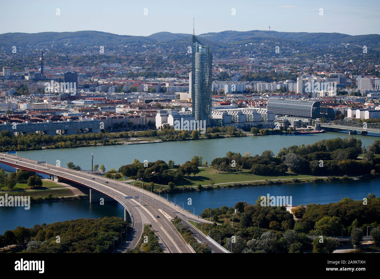 Luftbild : Donau/ Danube, tour du millénaire, Skyline, Wien, Österreich/ Vienne, Autriche (nur für redaktionelle Verwendung. Keine Werbung. Referenzdate Banque D'Images