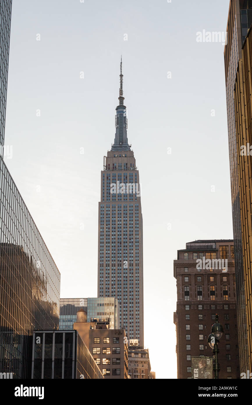 L'Empire State Building, de la 33e Rue, New York City, États-Unis d'Amérique. Banque D'Images