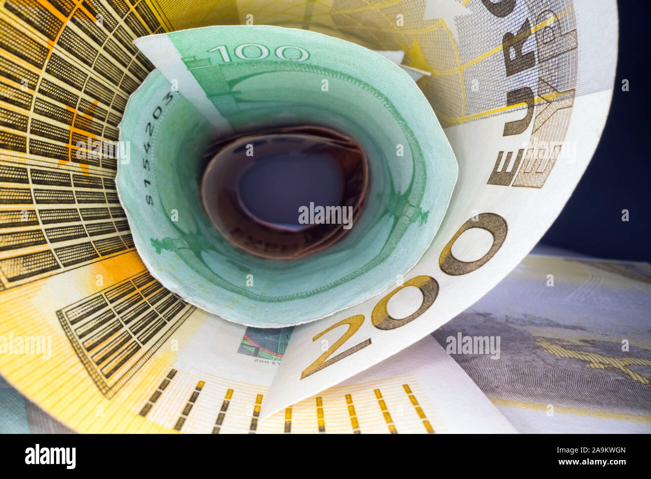 L'intérieur du tunnel de l'argent. Résumé En perspective de l'euro les notes roulées dans un tube. Épargner et investir de l'argent Banque D'Images