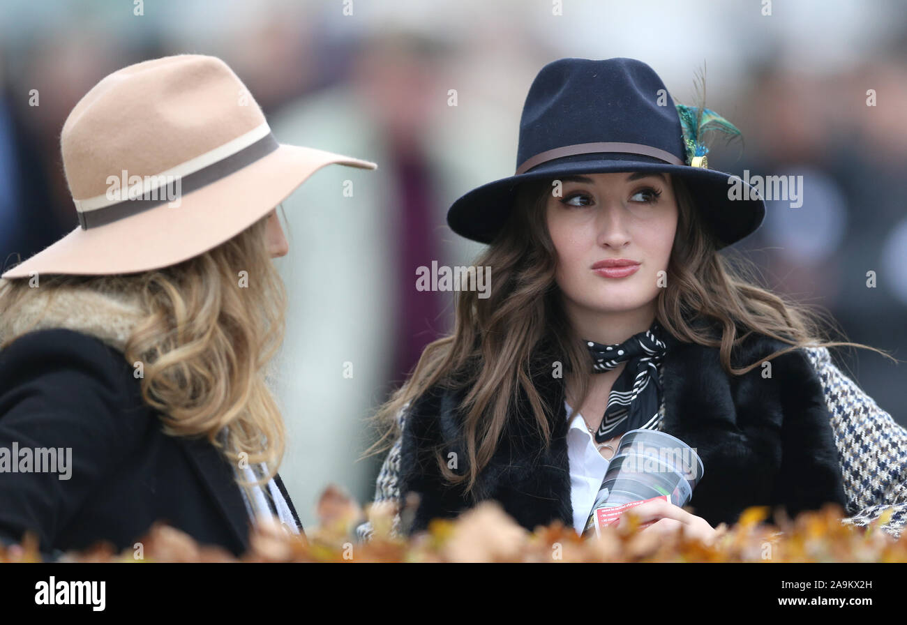 Les amateurs de course à la mode au cours de la réunion de novembre à l'Hippodrome de Cheltenham, Cheltenham. Banque D'Images