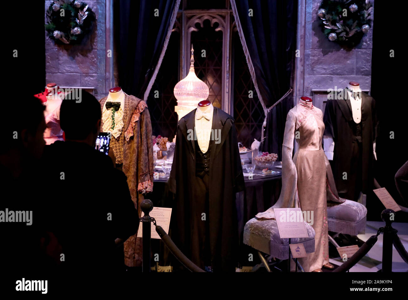 16 novembre 2019, Lisbonne, Portugal : Les visiteurs assistent à l'ouverture de l'ExhibitionÃ ÃHarry : Potter à Lisbonne, Portugal, le 16 novembre 2019. Accessoires d'origine, les costumes et décors de films de Harry Potter sera exposé du 16 novembre au 8 avril 2020 à Lisbonne. (Crédit Image : © Pedro Fiuza/Zuma sur le fil) Banque D'Images