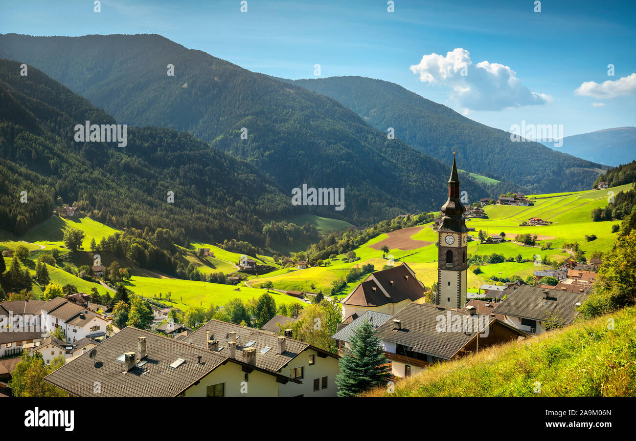 Funes Valley San Pietro et clocher de village church view, Dolomites Alpes. Trentin-haut-Adige Sud Tyrol, Italie, Europe Banque D'Images