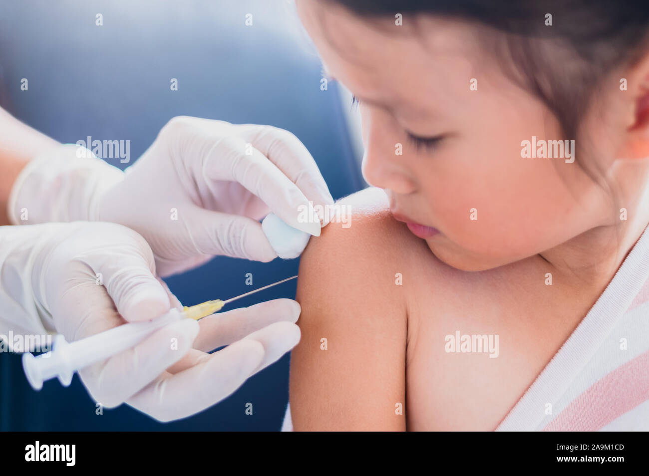 Petit enfant ayant,Injection Close-up Doctor injecting la vaccination pour bras de petite fille asiatique à l'hôpital de vaccins et de la santé concept médical,4-6 Banque D'Images