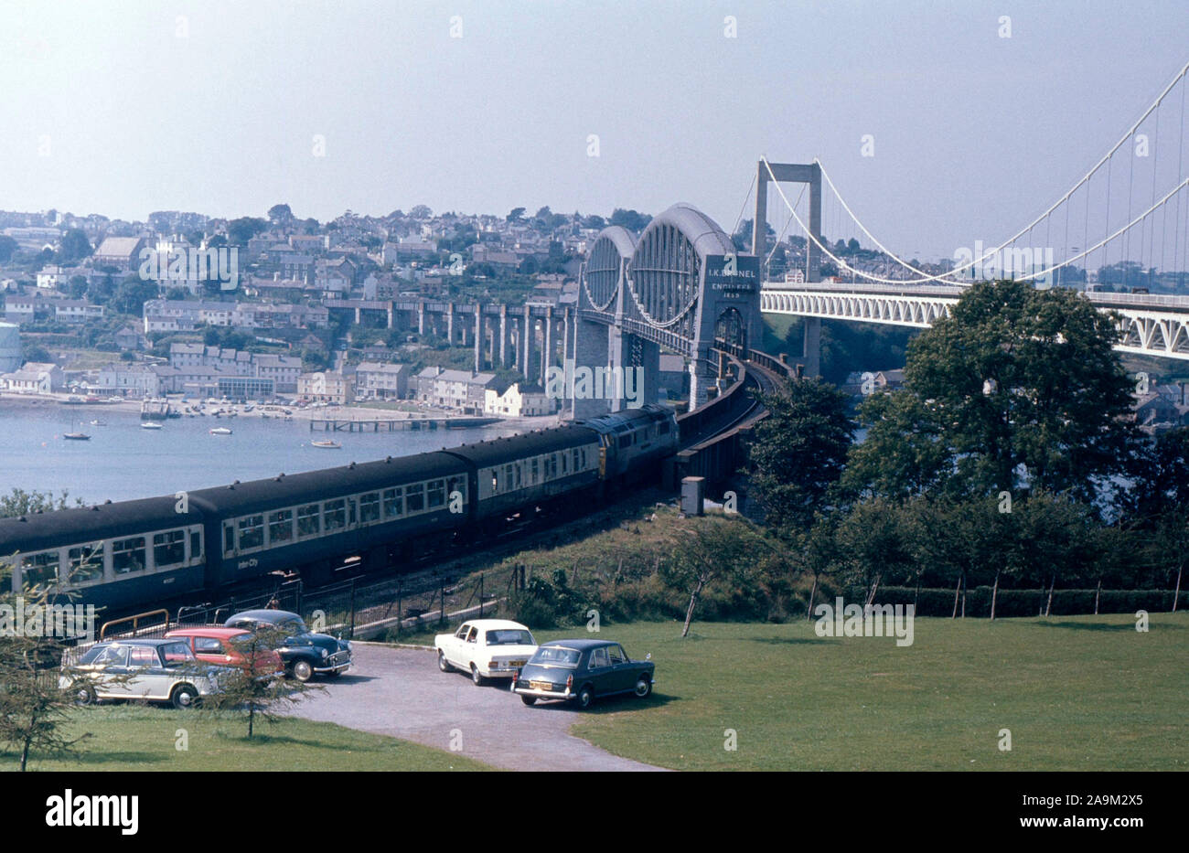 Des années 1970, British Railways train, traverser le pont Saltash de Brunel à Plymouth, Angleterre du Sud-Ouest, Royaume-Uni Banque D'Images