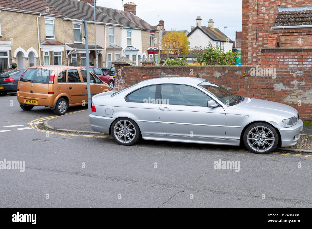 BMW sur double lignes jaunes Banque D'Images