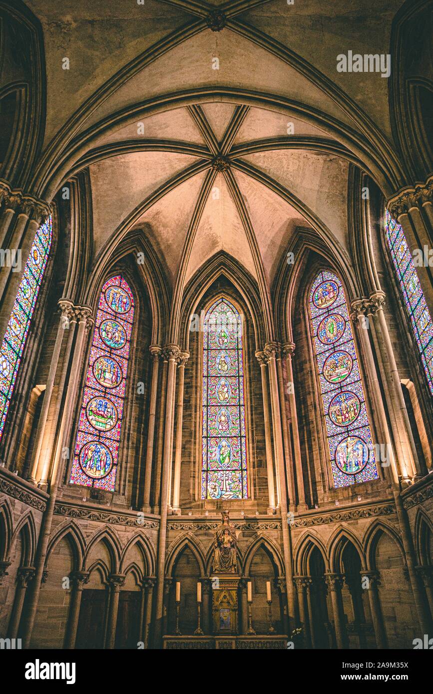 Fenêtre en verre teinté dans la cathédrale de Bayeux Banque D'Images