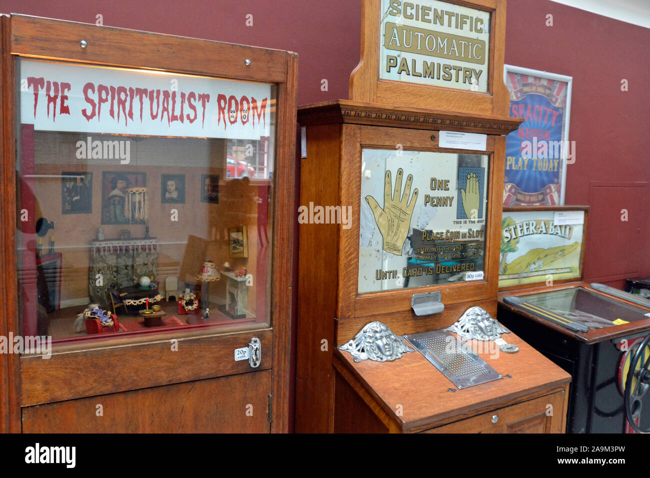 The Spiritualist Room and palmisty Game, parmi les machines à sous victoriennes au SeaCity Museum, Southampton, Hampshire, Royaume-Uni Banque D'Images
