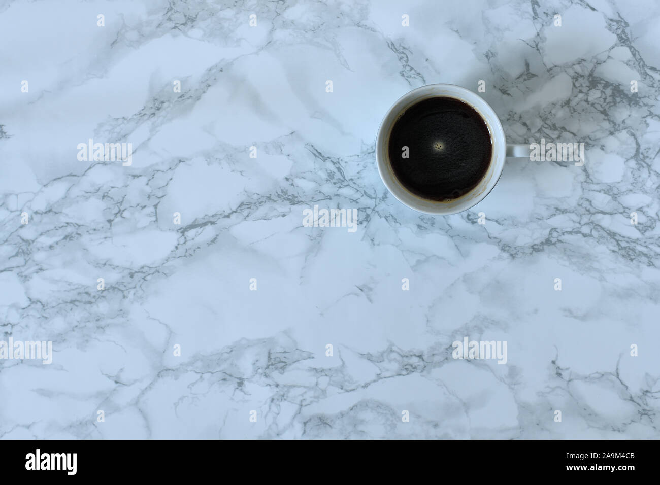 Une seule tasse remplie de café italien, noir riche avec l'arôme. Arrière-plan en marbre blanc italien typique, copiez l'espace. Pause café Thème. Banque D'Images