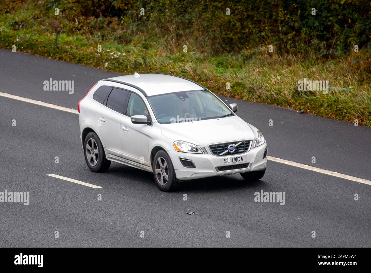 Blanc 2011 Volvo XC60 R-Design D5 AWD Auto ; UK le trafic de véhicules, transports, véhicules modernes, voitures, vers le sud sur la voie 3 de l'autoroute autoroute M61. Banque D'Images