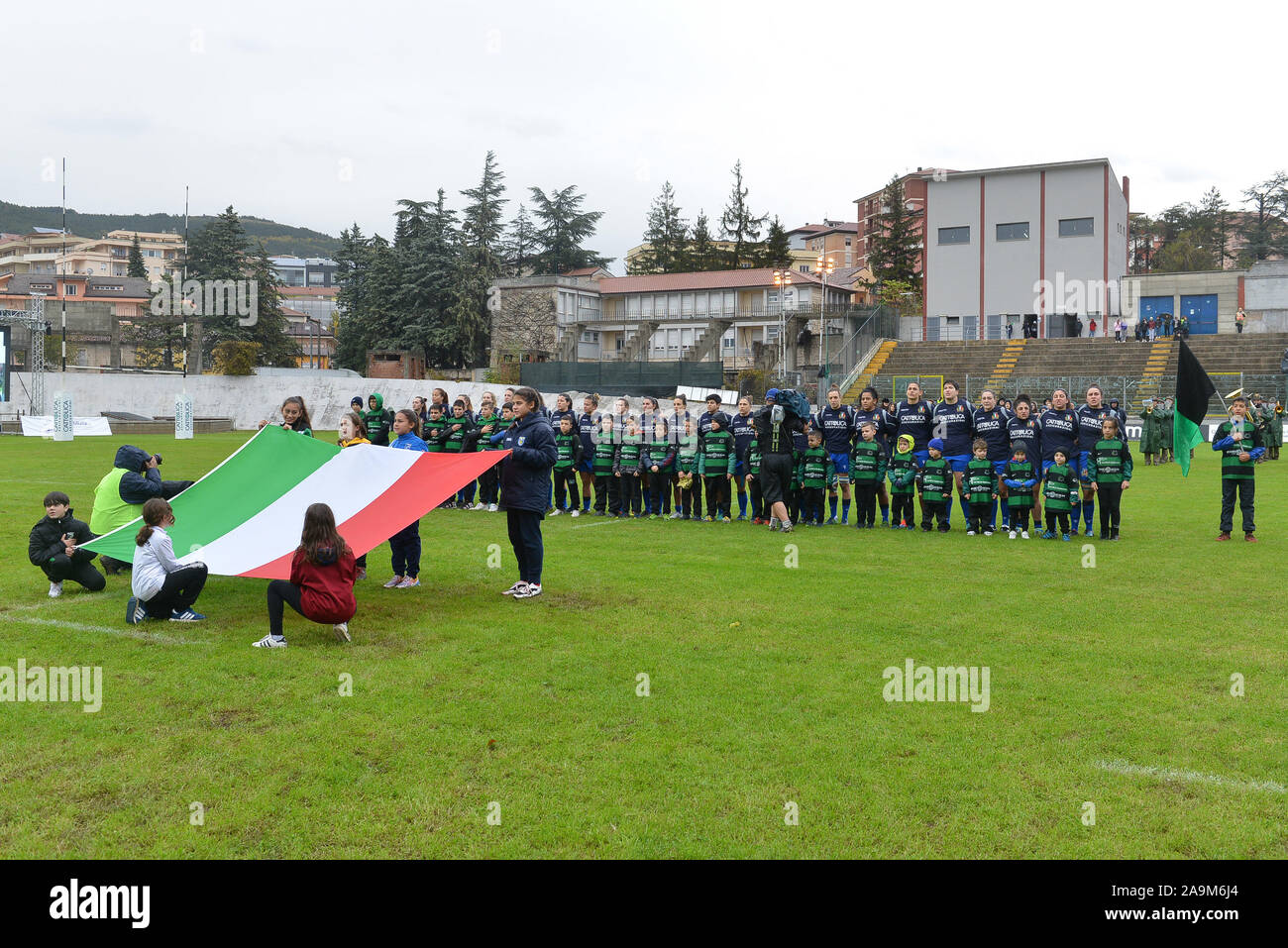 L'Aquila, Italie, 16 novembre 2019, la ligne d'Italie durante l'inno nazionale lors du test Match - Italie les femmes contre le Japon - L'Équipe nationale de rugby italien - Crédit : LPS/Lorenzo di Cola/Alamy Live News Banque D'Images