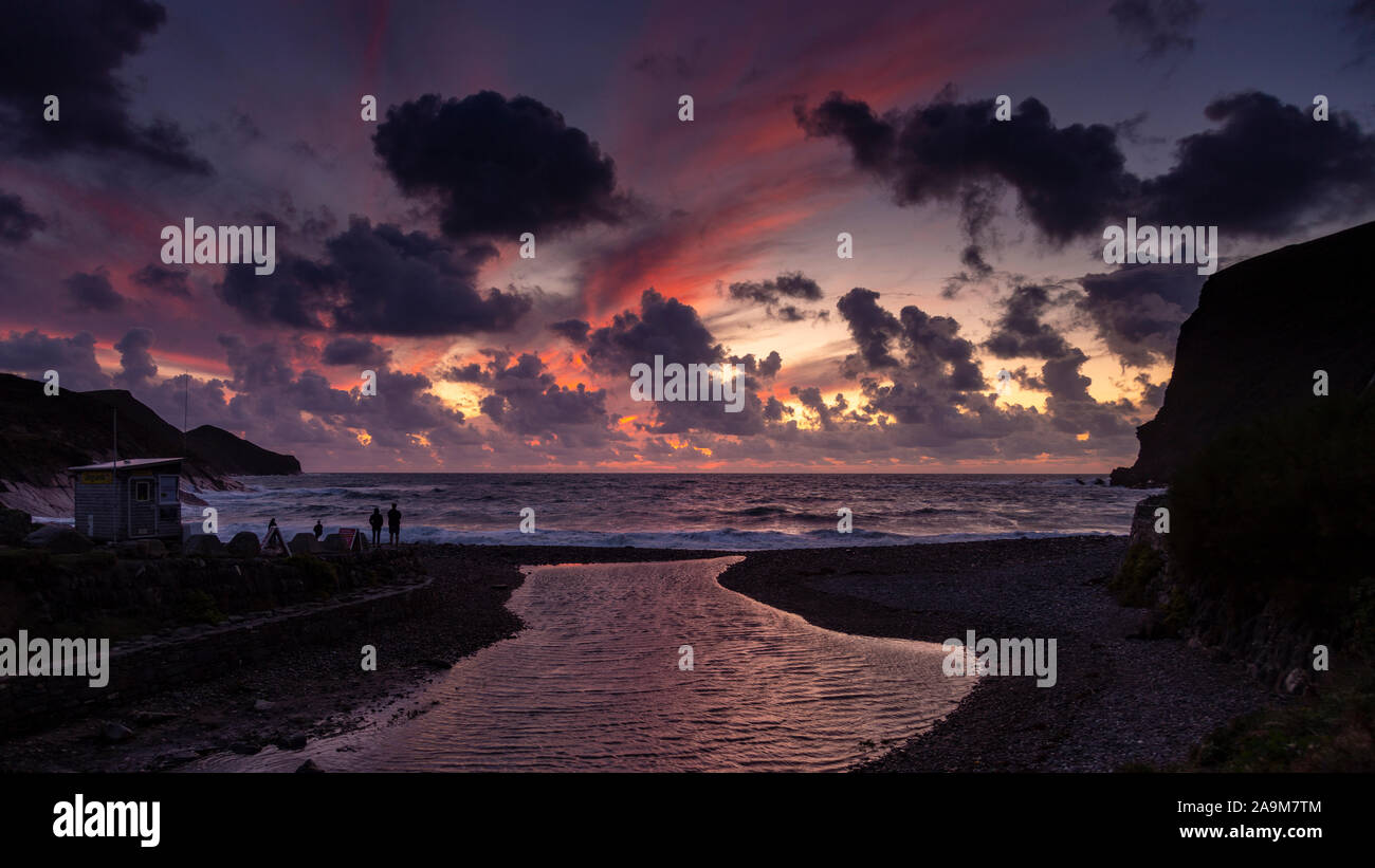 Coucher de soleil sur l'océan Atlantique à partir de Crackington Haven sur la côte nord des Cornouailles Banque D'Images