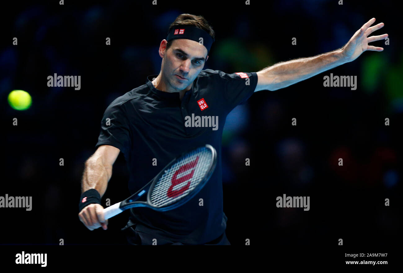 Londres, Royaume-Uni. 16 Nov 2019. Roger Federer contre Stefanos Tsitsipas pendant en action au cours de match demi-finale contre Roger Federer Stefanos Tsitsipas International Tennis - ATP World Tour Finals Nitto Jour 3 - Mardi 16 novembre 2019 - O2 Arena - Londres : Crédit photo Action Sport/Alamy Live News Banque D'Images