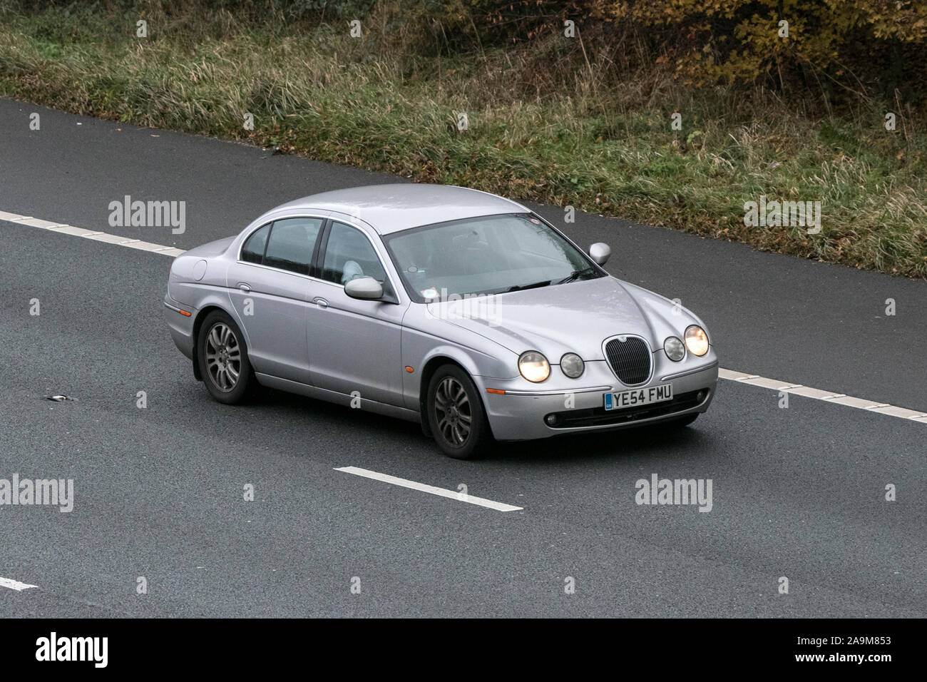 YE54FMU Jaguar S-Type Diesel classique un transport d'argent, les véhicules modernes, voitures, véhicules, sur l'autoroute de l'autoroute M61 Banque D'Images
