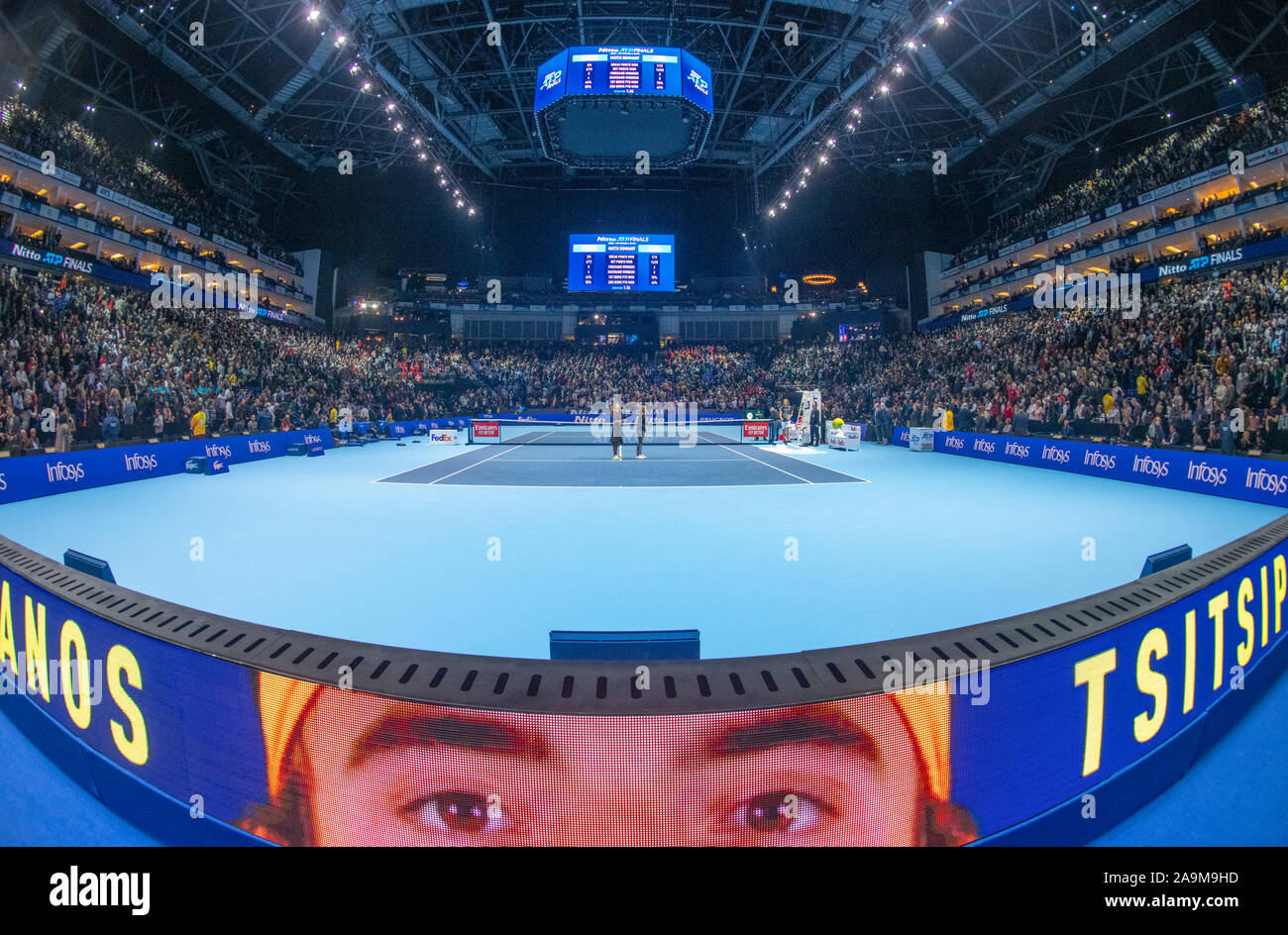 O2, Londres, Royaume-Uni. 16 novembre 2019. Stefanos Tsitsipas (GRE) (6) vs Roger Federer (SUI) (3), avec Federer out après avoir perdu 6-3 6-4 à la jeune joueur. Credit : Malcolm Park/Alamy Live News. Banque D'Images