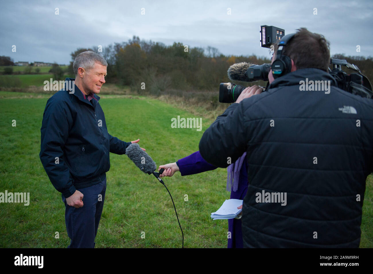 Glasgow, Royaume-Uni. 16 novembre 2019. Sur la photo : Willie Rennie MSP - Leader du Parti Libéral Démocrate écossais. Leader des libéraux démocrates écossais Willie Rennie visite le centre de fauconnerie à Cluny pour mettre en lumière la menace Brexit pose sur l'environnement et de la biodiversité. Crédit : Colin Fisher/Alamy Live News Banque D'Images