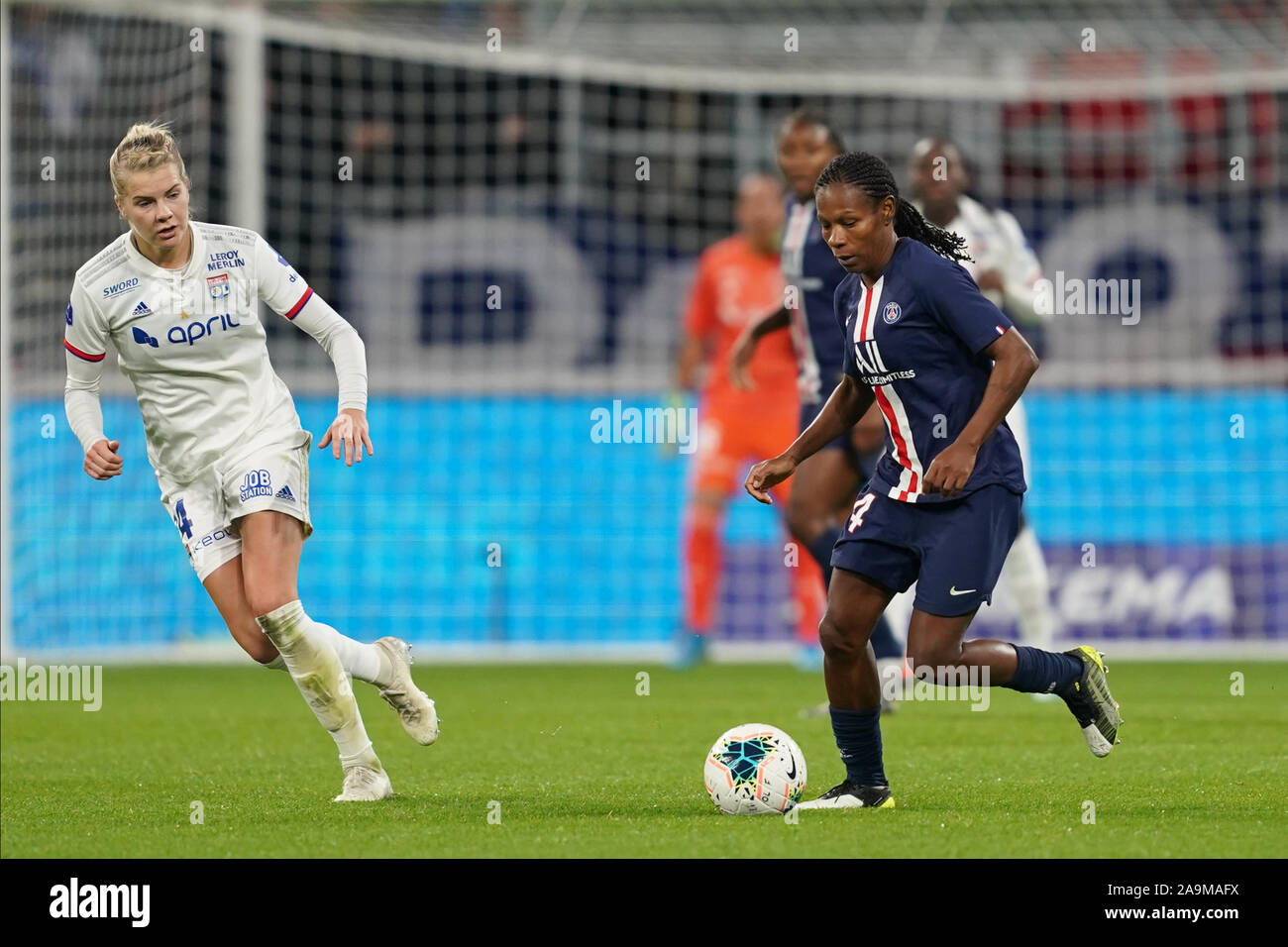 LYON, FRANCE - Le 16 novembre : Formiga du Paris Saint-Germain sur la balle au cours de la Division 1 Féminine match de football entre l'Olympique Lyonnais et le Paris Saint Germain au stade de Groupama le 16 novembre 2019 à Lyon, France (photo de Daniela Porcelli/SPP) Banque D'Images