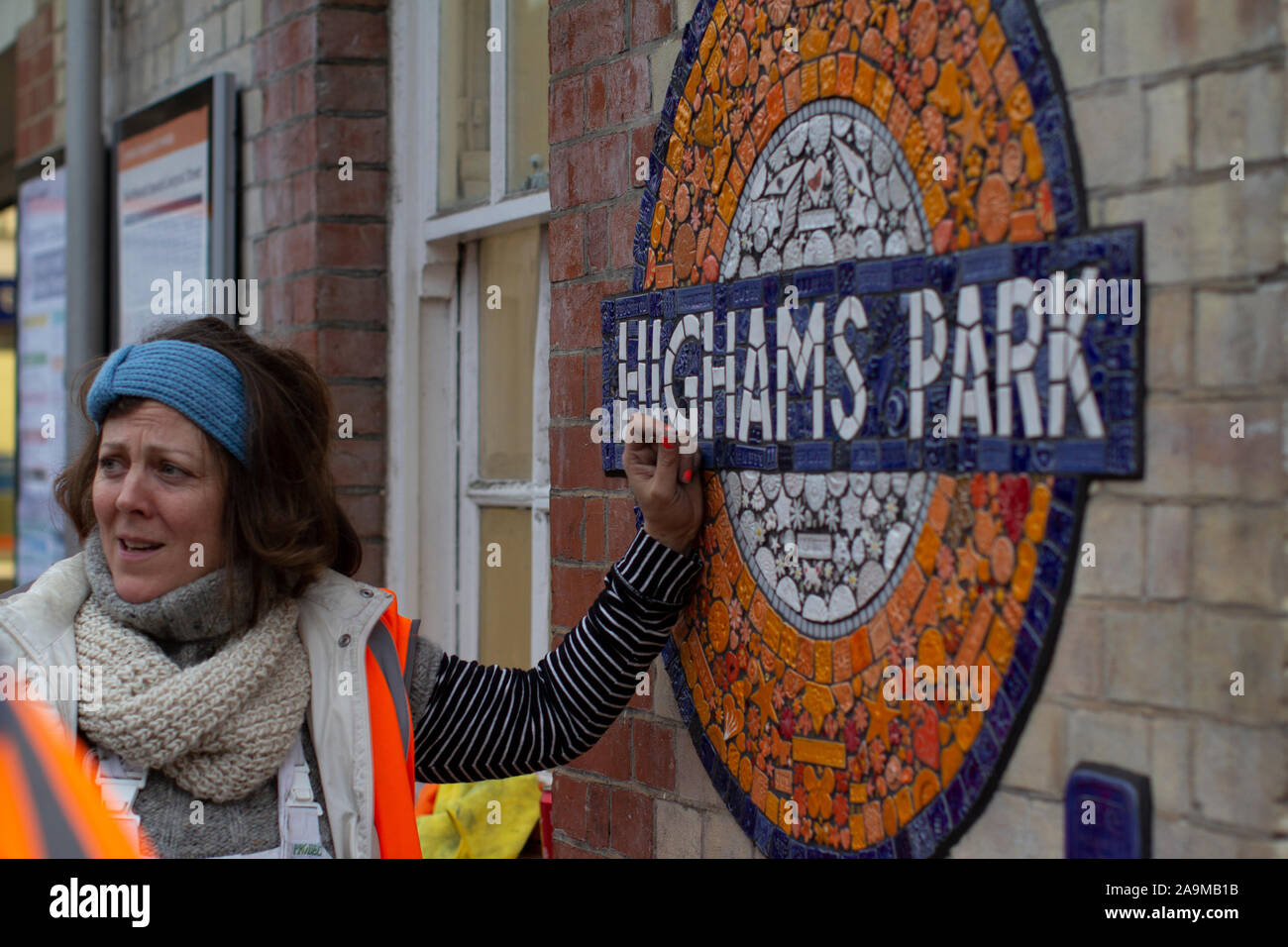 Cocarde de la mosaïque sur London Overground gare , Highams Park, de l'artiste Maud Milton représenté à gauche. Partie de Leyton London Borough of Culture 2019 Waltham Forest est le premier département de la Culture Banque D'Images