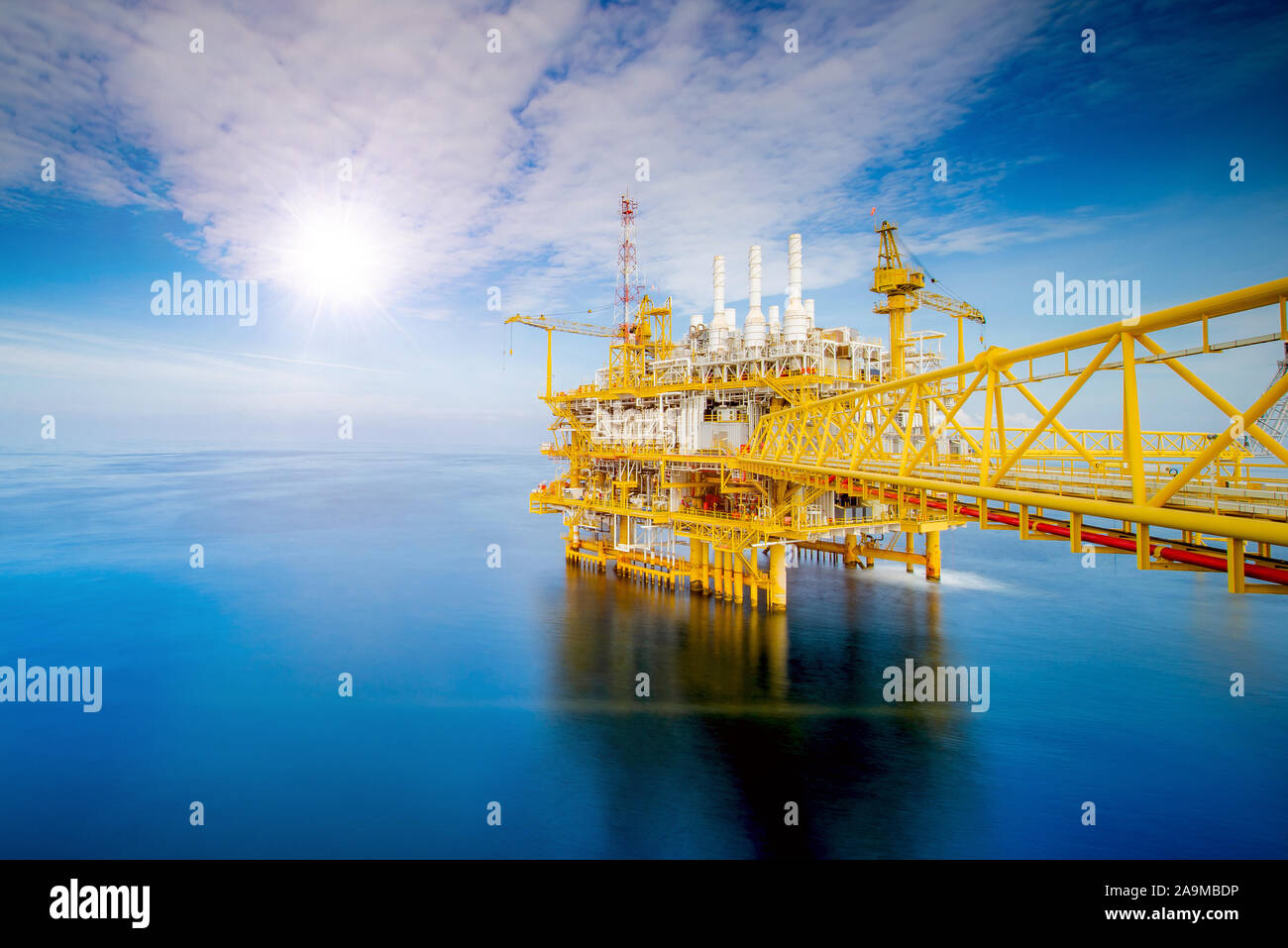 Grande plate-forme de forage en mer dans le golfe au coucher du soleil Banque D'Images