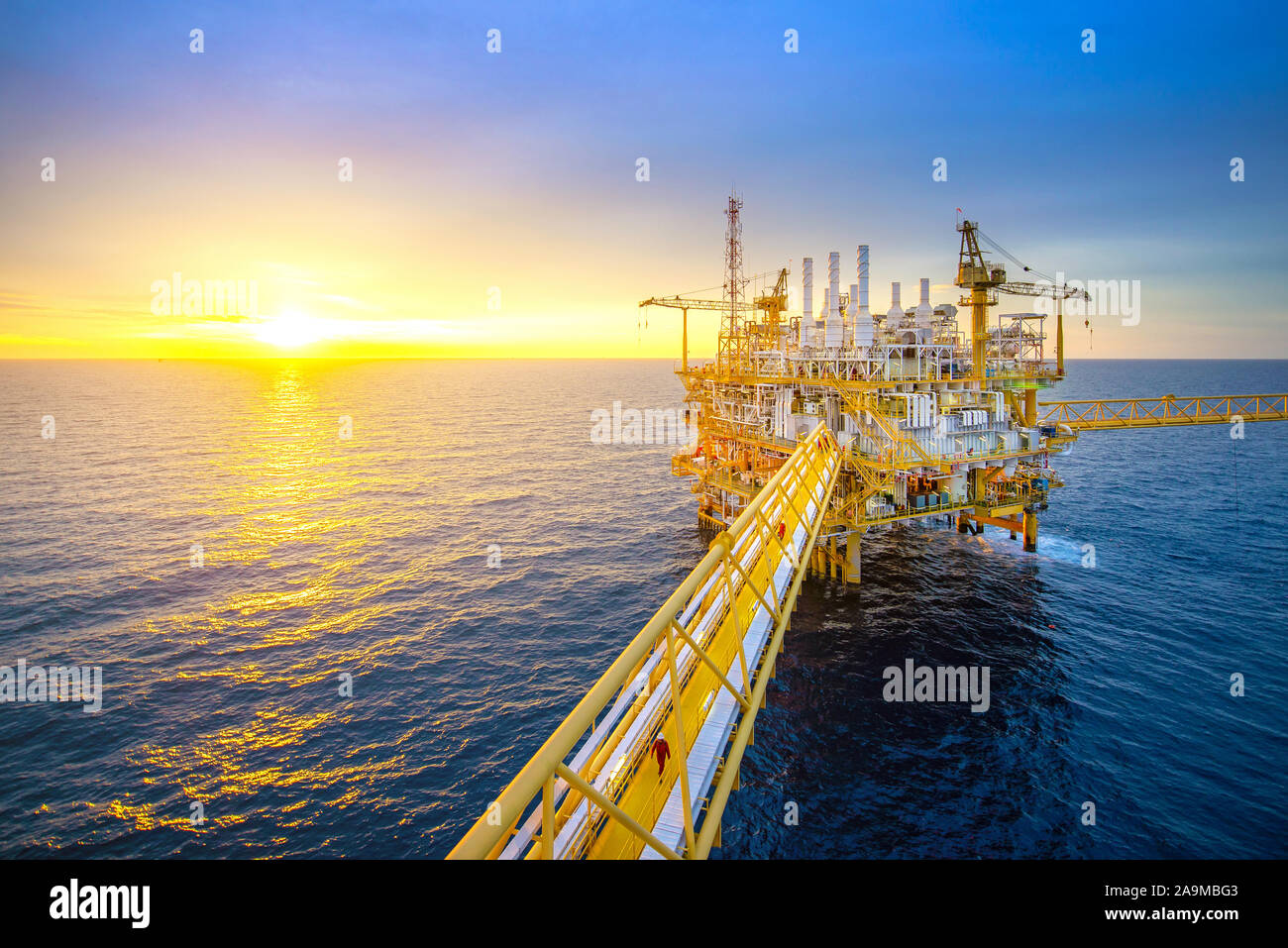 Grande plate-forme de forage en mer dans le golfe au coucher du soleil Banque D'Images