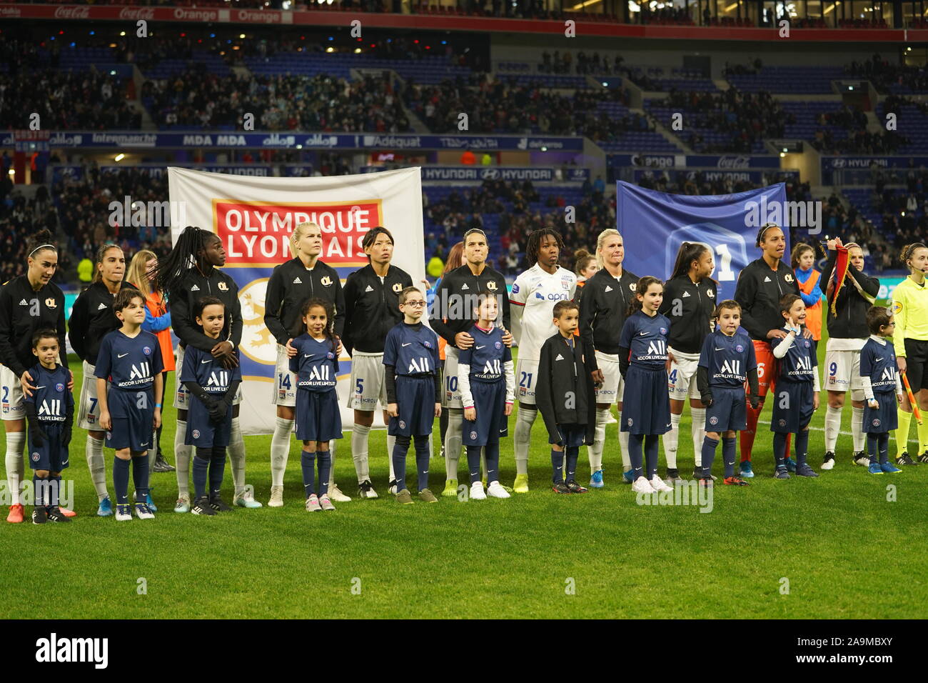 LYON, FRANCE - Le 16 novembre : Les joueurs de l'Olympique Lyonnais et Paris Saint-Germain en avant de la Division 1 Féminine match de football entre l'Olympique Lyonnais et le Paris Saint Germain au stade de Groupama le 16 novembre 2019 à Lyon, France (photo de Daniela Porcelli/SPP) Banque D'Images