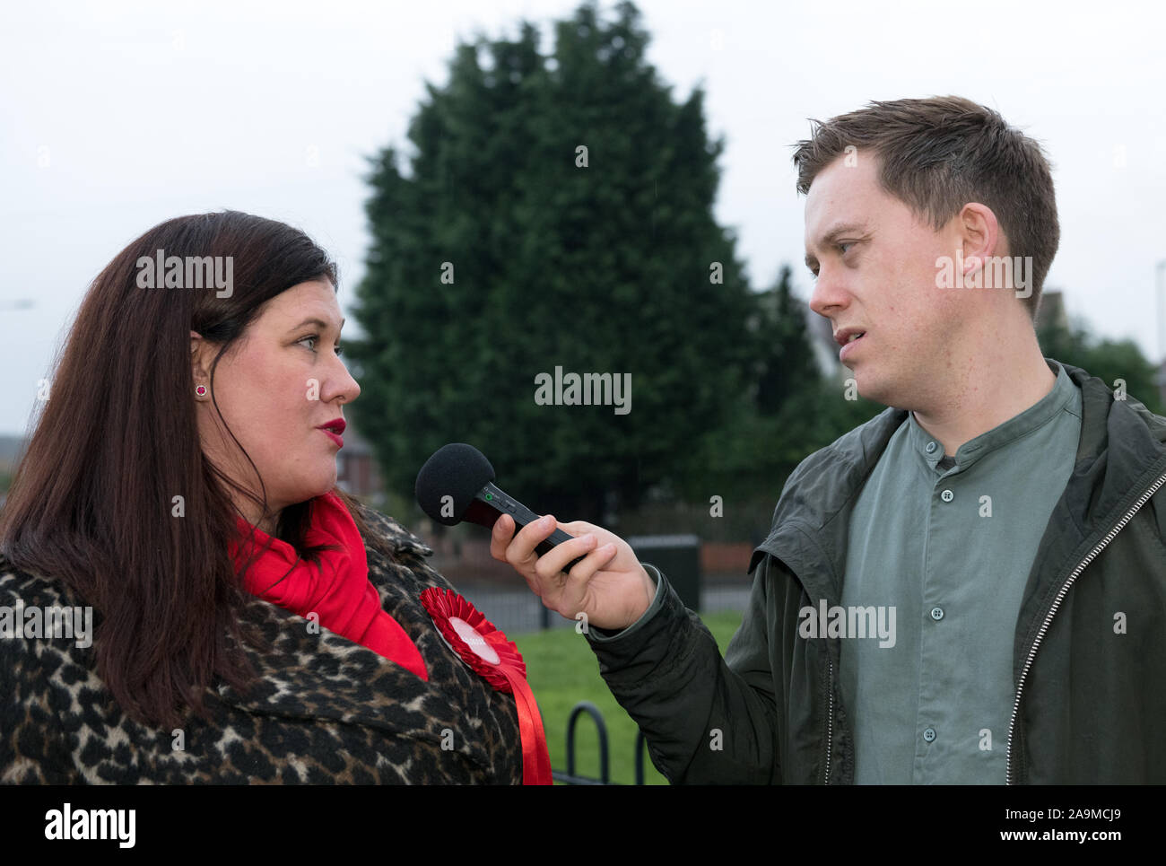 Ashfield, Nottinghamshire, Angleterre, Royaume-Uni. 16 novembre 2019. Owen Jones un chroniqueur pour le journal The Guardian et un militant du Parti du Travail de la flotte d'entrevue Natalie le parti du travail du C.P.P. pour Ashfield, Lancashire. Ce siège a été rendue vacante par le Parti du travail parlementaire, Gloria De Piero qui a décidé de ne pas solliciter d'être réélu à cette élection générale. Credit : Alan Keith Beastall/Alamy Live News Banque D'Images