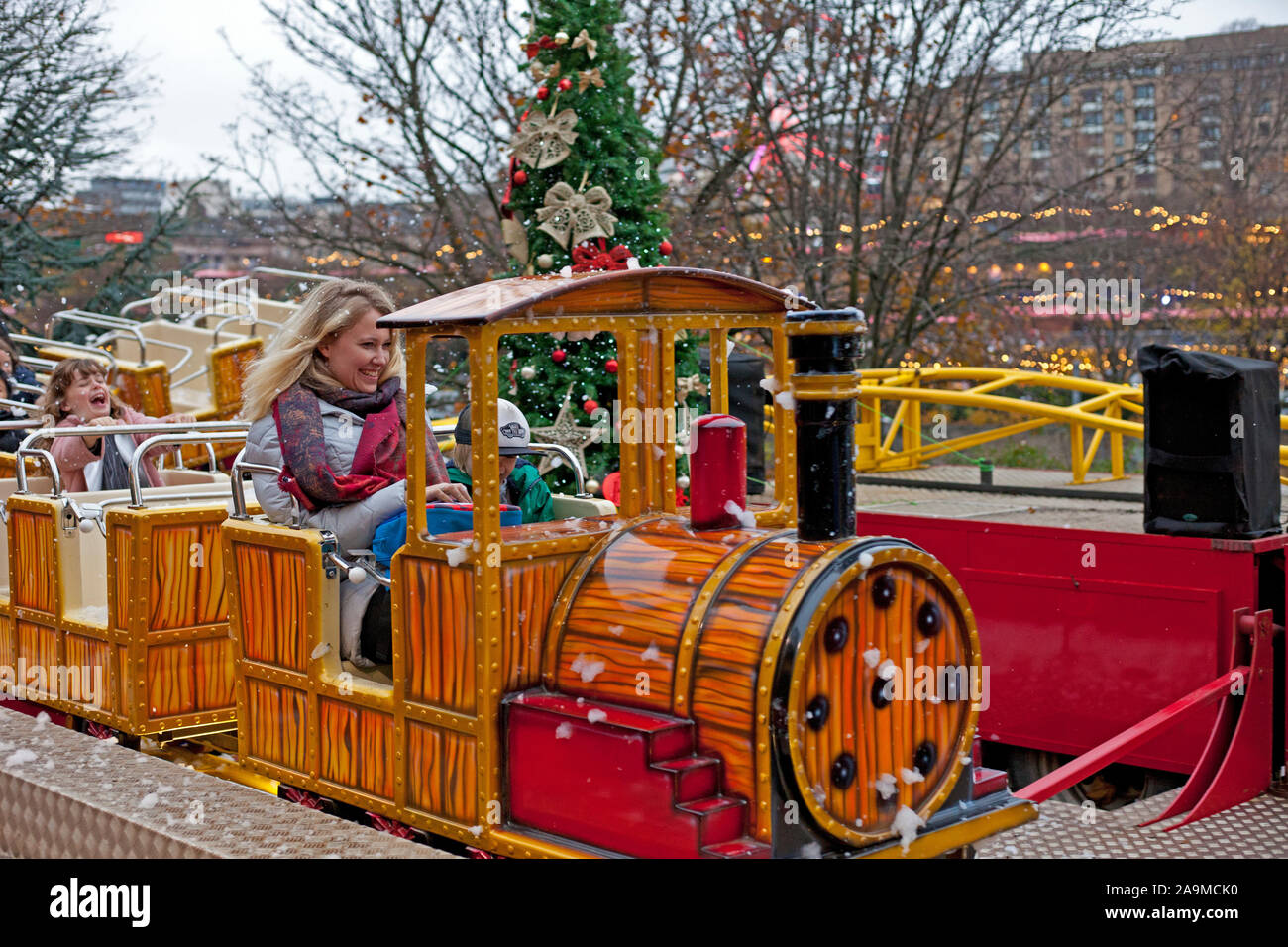 Princes Street Gardens, Édimbourg, Écosse, Royaume-Uni. 16 novembre 2019. La Foire de Noël et l'ouverture du marché. Les familles ont plaisir à l'ambiance magique de Noël Runaway Train Coaster dans les jardins de Princes Street à l'Est. Banque D'Images