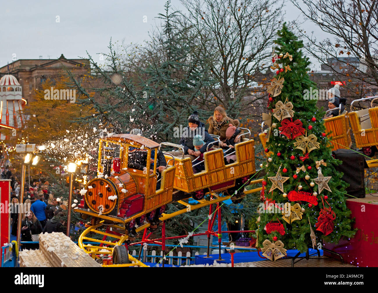 Princes Street Gardens, Édimbourg, Écosse, Royaume-Uni. 16 novembre 2019. La Foire de Noël et l'ouverture du marché. Les familles ont plaisir à l'ambiance magique de Noël Runaway Train Coaster dans les jardins de Princes Street à l'Est. Banque D'Images