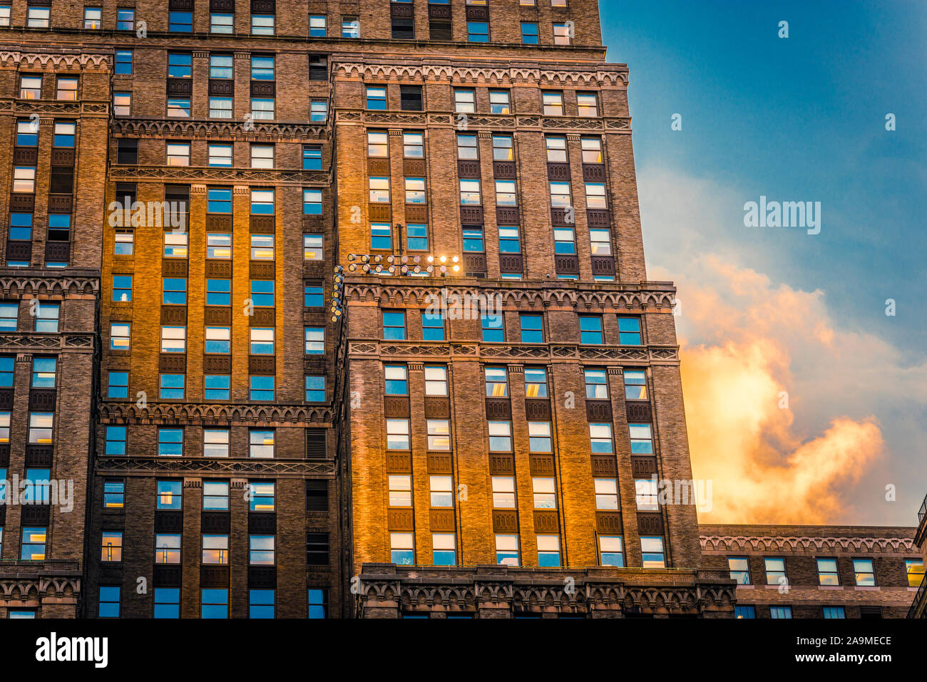 Fenêtres sur une façade d'or chaud à la lumière de coucher du soleil Banque D'Images