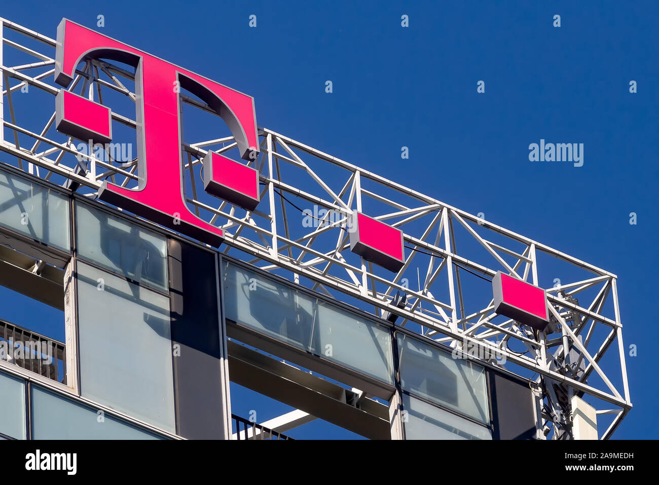 Bucarest, Roumanie - 12 octobre 2019 : un logo d'entreprise de télécommunications Telekom, l'allemand, s'affiche en haut de la tour nord de la ville Ga Banque D'Images