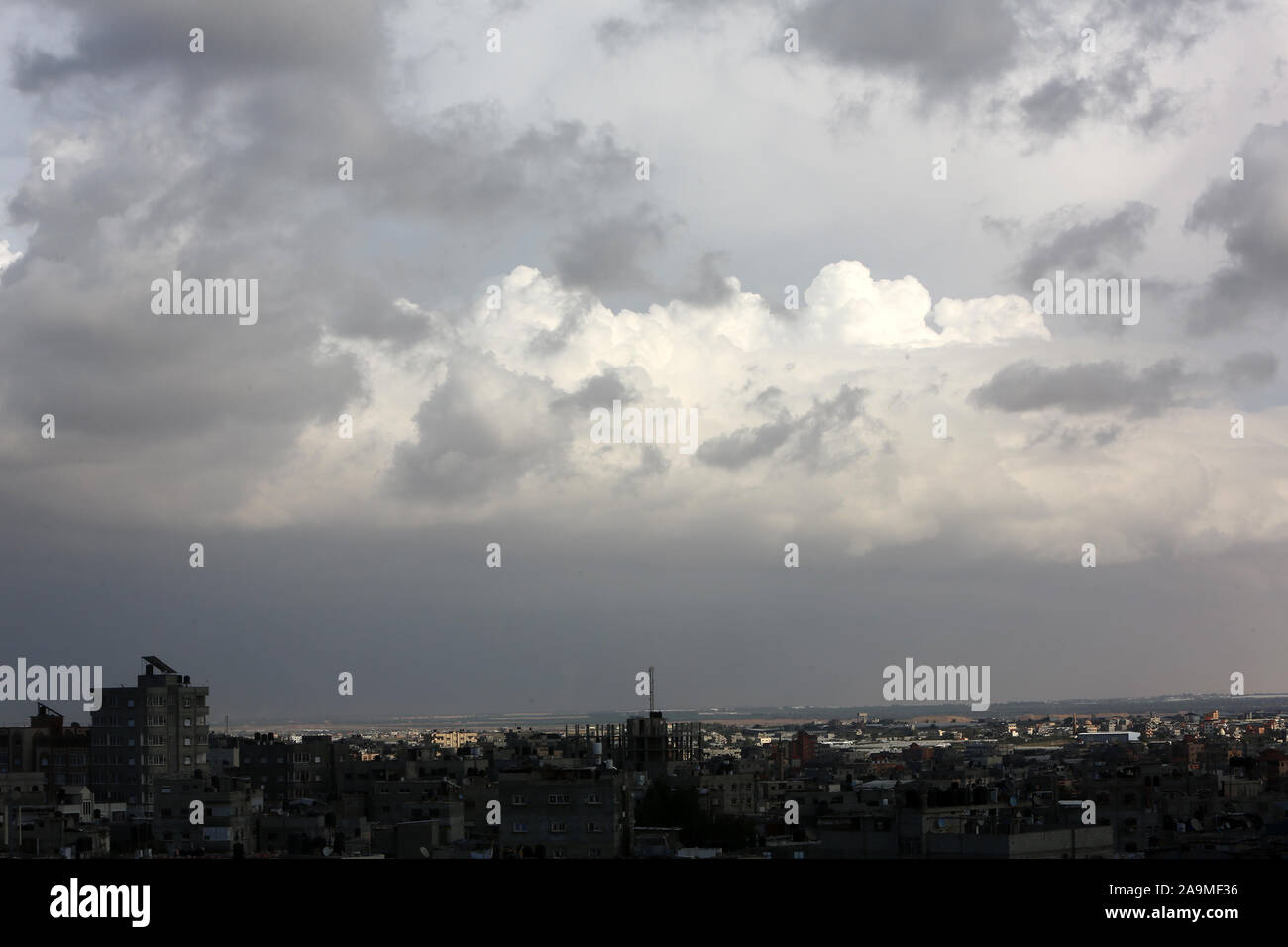 Les nuages noirs chargés de pluie dans le ciel de la bande de Gaza, le Nov 16, 2019. Photo par Abed Rahim Khatib/Alamy Banque D'Images