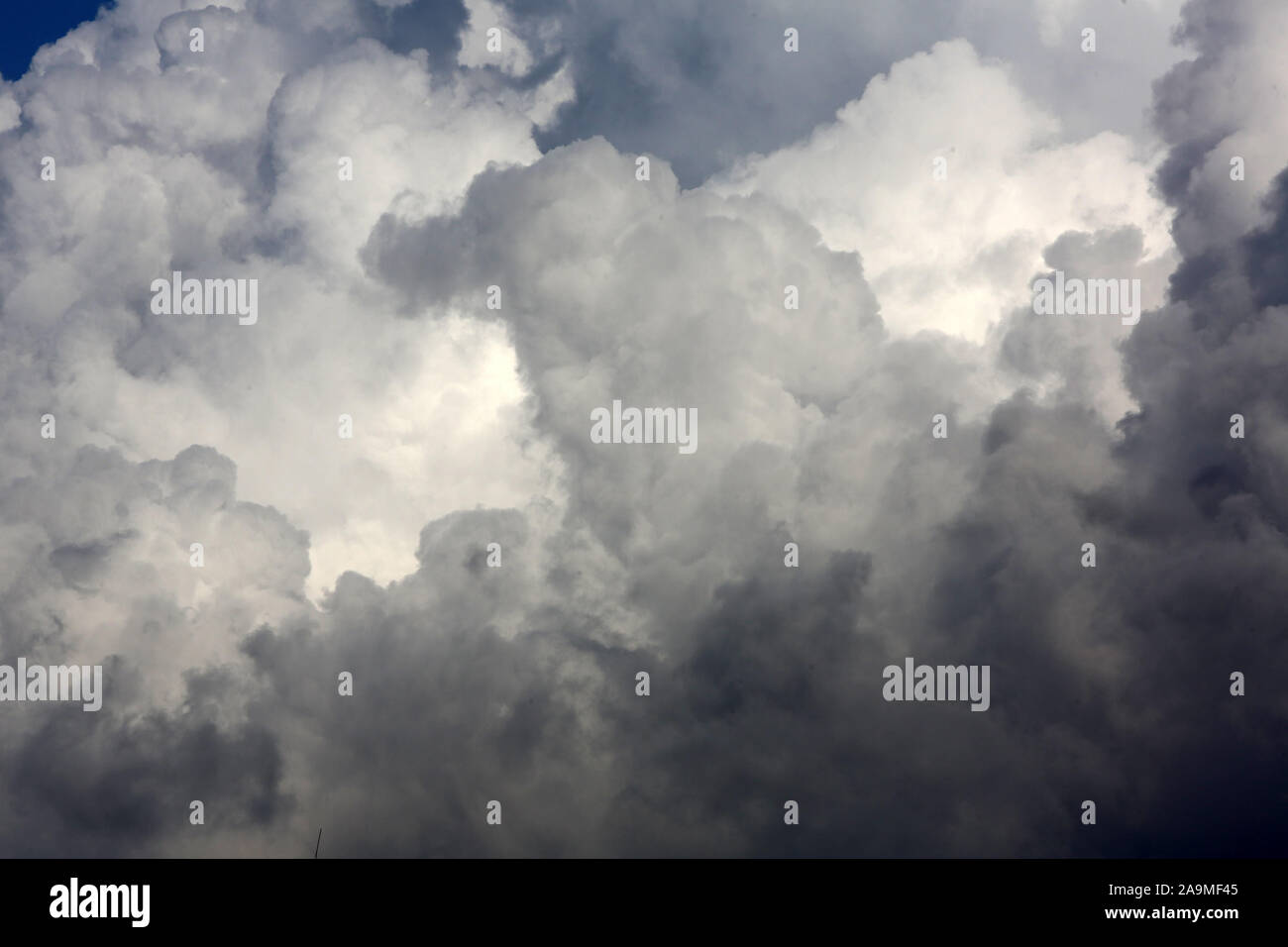 Les nuages noirs chargés de pluie dans le ciel de la bande de Gaza, le Nov 16, 2019. Photo par Abed Rahim Khatib/Alamy Banque D'Images