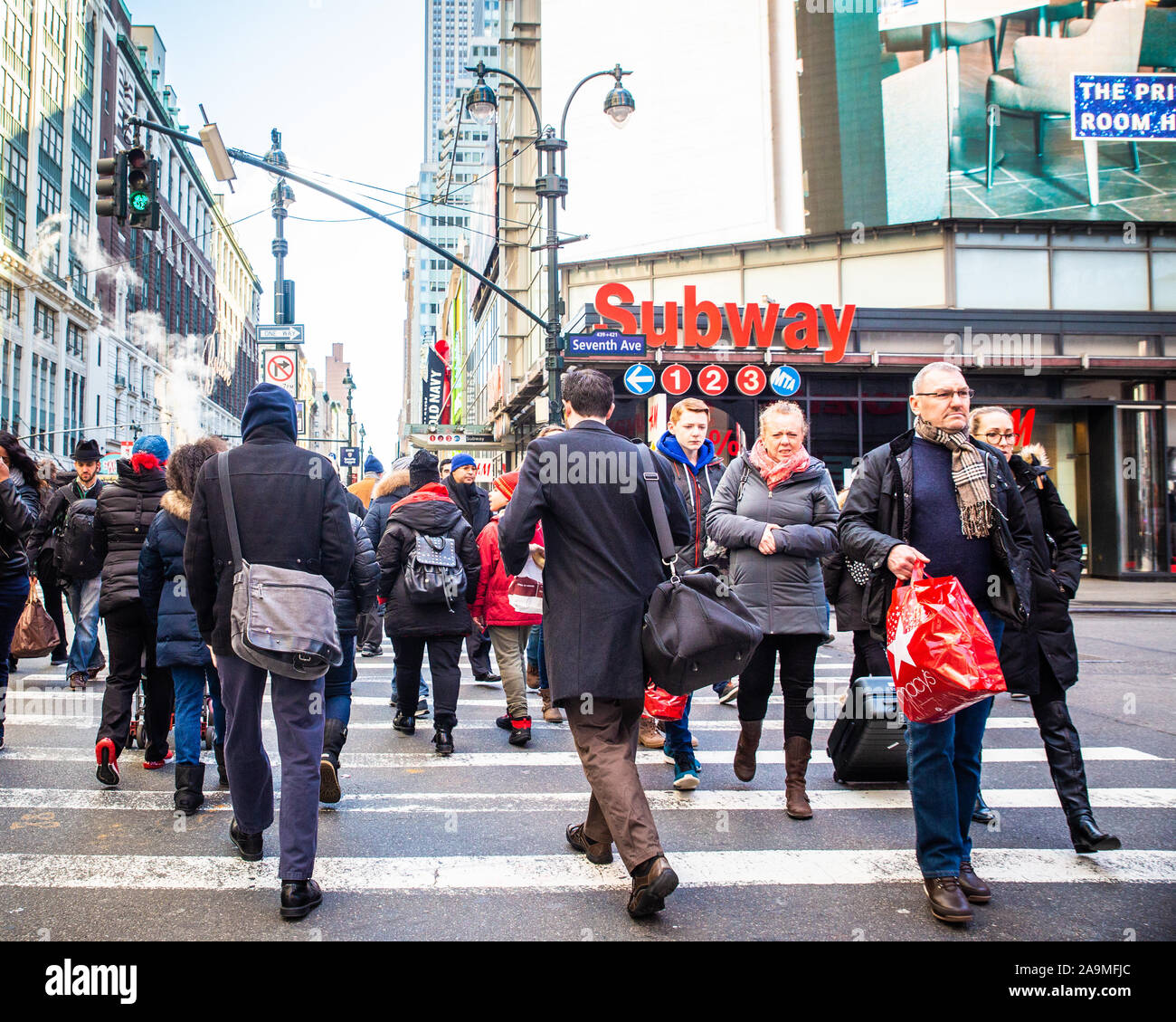 NEW YORK CITY - 7 décembre 2018 : scène de rue à New York City à la 34e rue près de Herald Square à l'époque de Noël avec de nombreuses personnes visibles. Banque D'Images