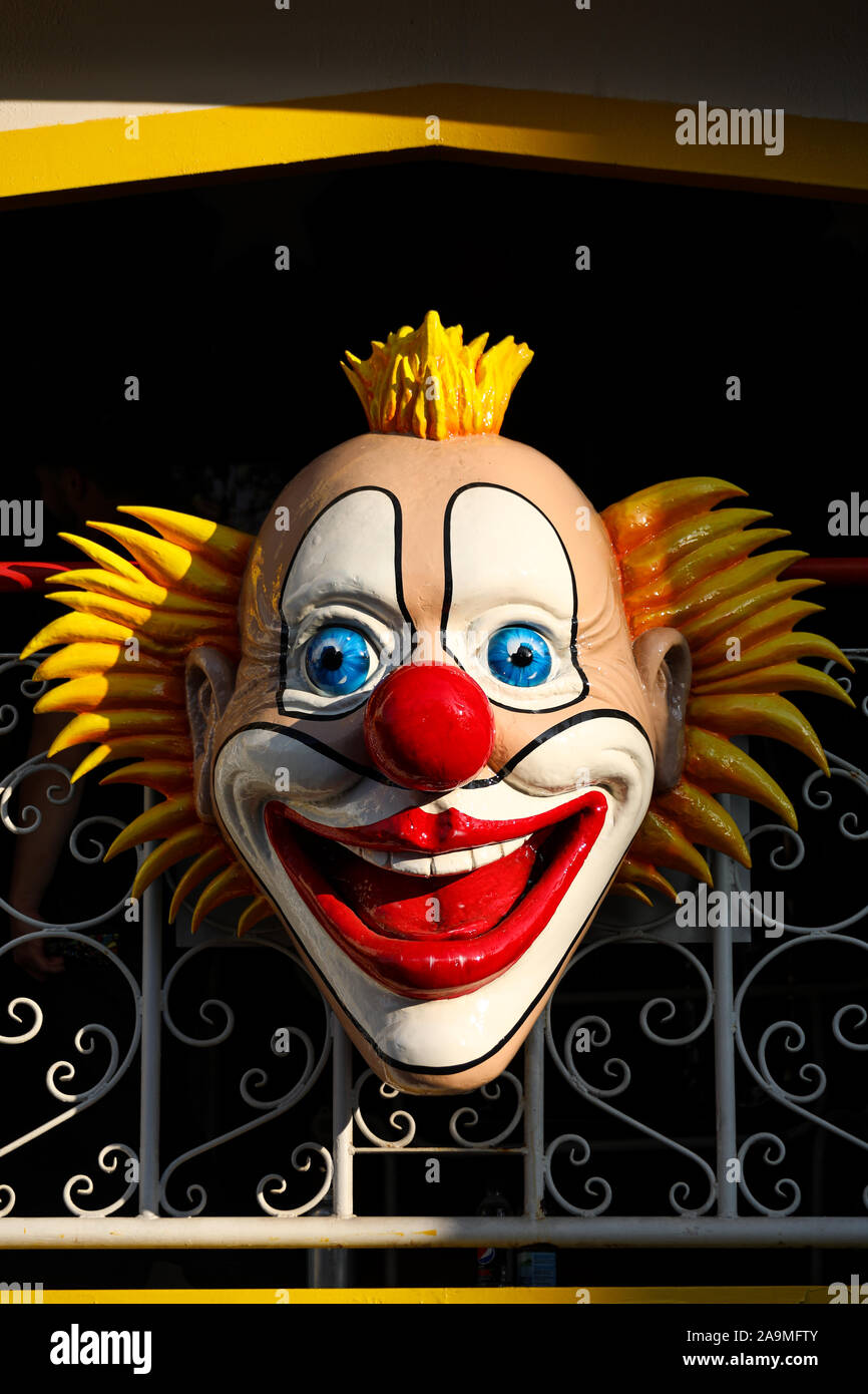 Visage de clown sur Taikasirkus façade dans le parc d'attractions Linnanmäki à Helsinki, Finlande Banque D'Images