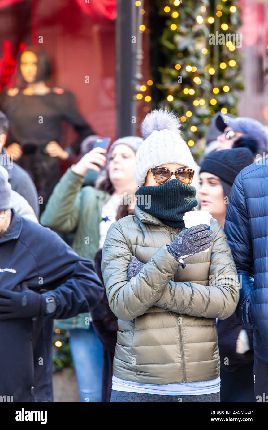 NEW YORK CITY - 7 décembre 2018 : Groupe de personnes sur la 5e Avenue à New York au cours de saison de Noël vu par décorées department store. Banque D'Images