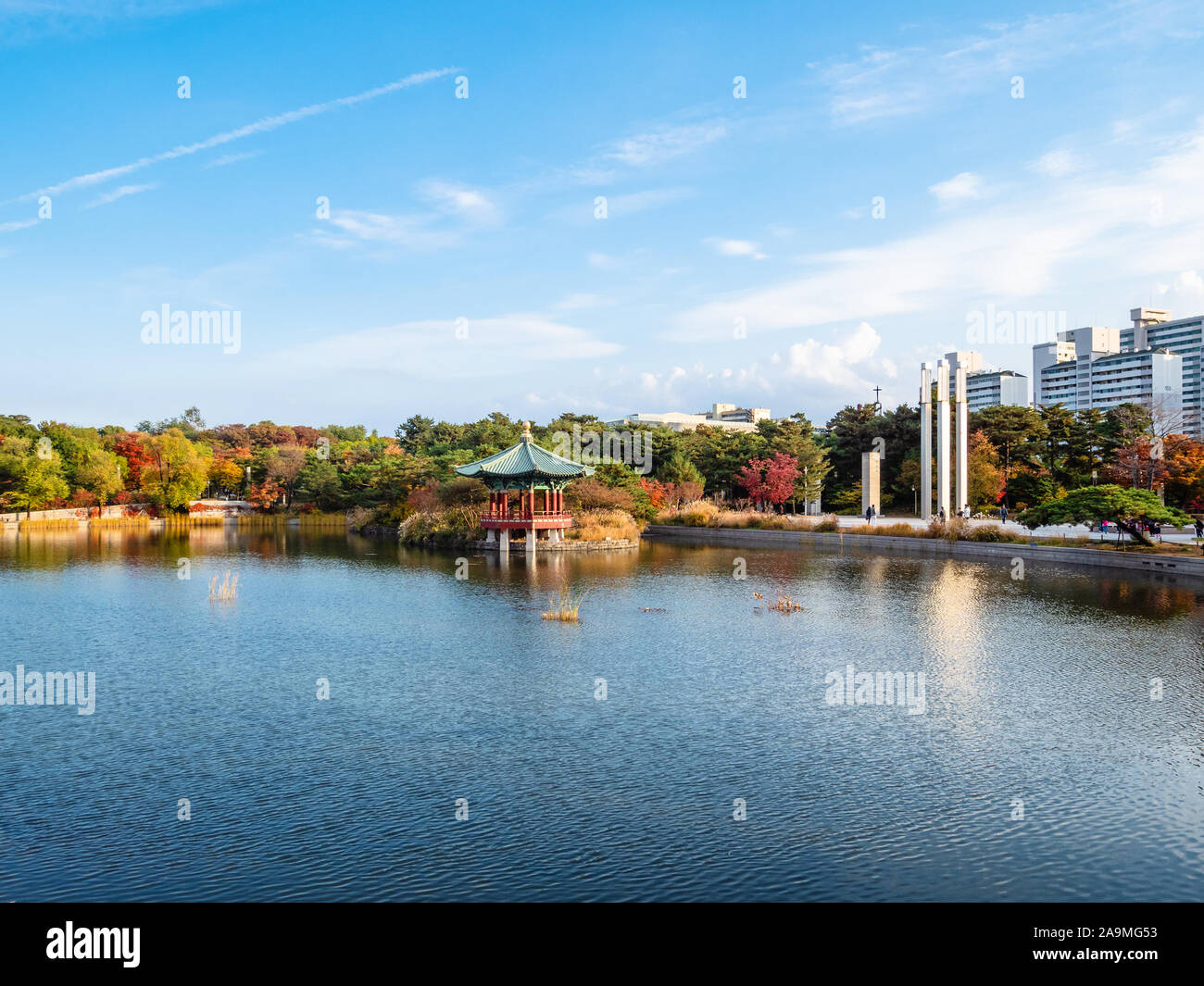Voyage Corée du Sud - vue de l'Geowul étang en face du Musée National de Corée à Séoul City le jour d'automne ensoleillé Banque D'Images