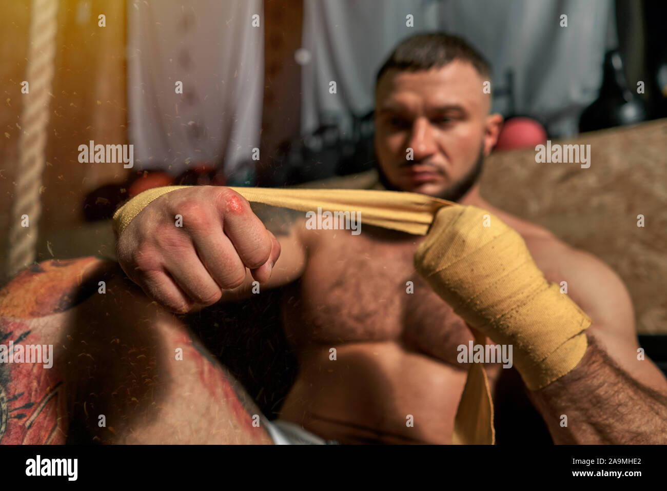 Homme à l'éolienne bandages de boxe Banque D'Images