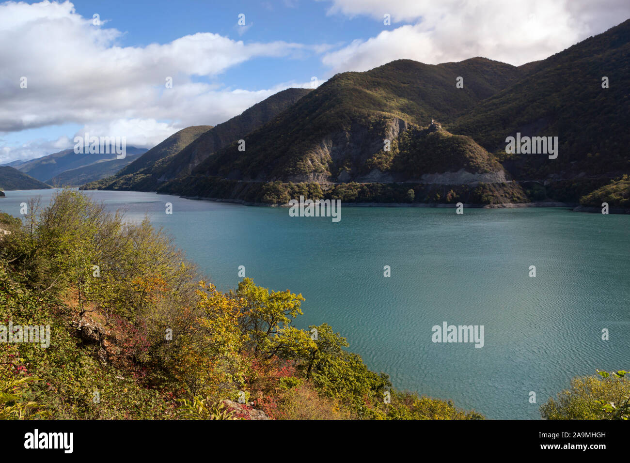 Les réservoirs avec de l'eau bleu Zhinvali sur fond de montagnes, la Géorgie Banque D'Images
