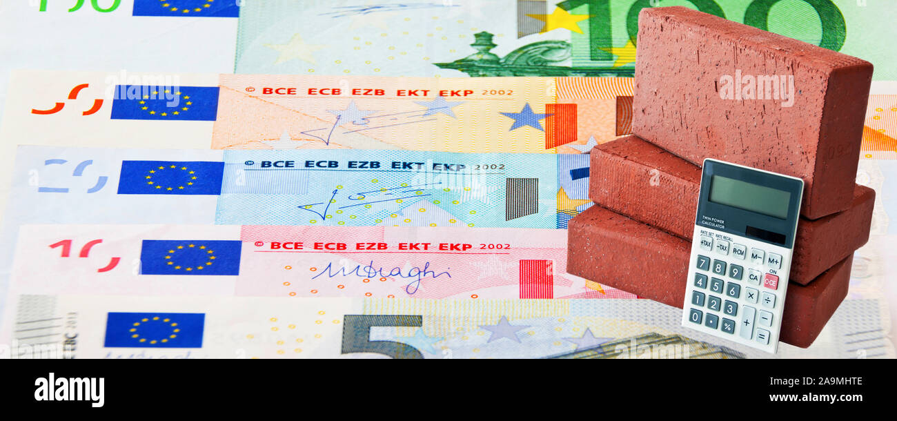 Euro Cash Money et briques avec calculatrice de poche en arrière-plan Banque D'Images