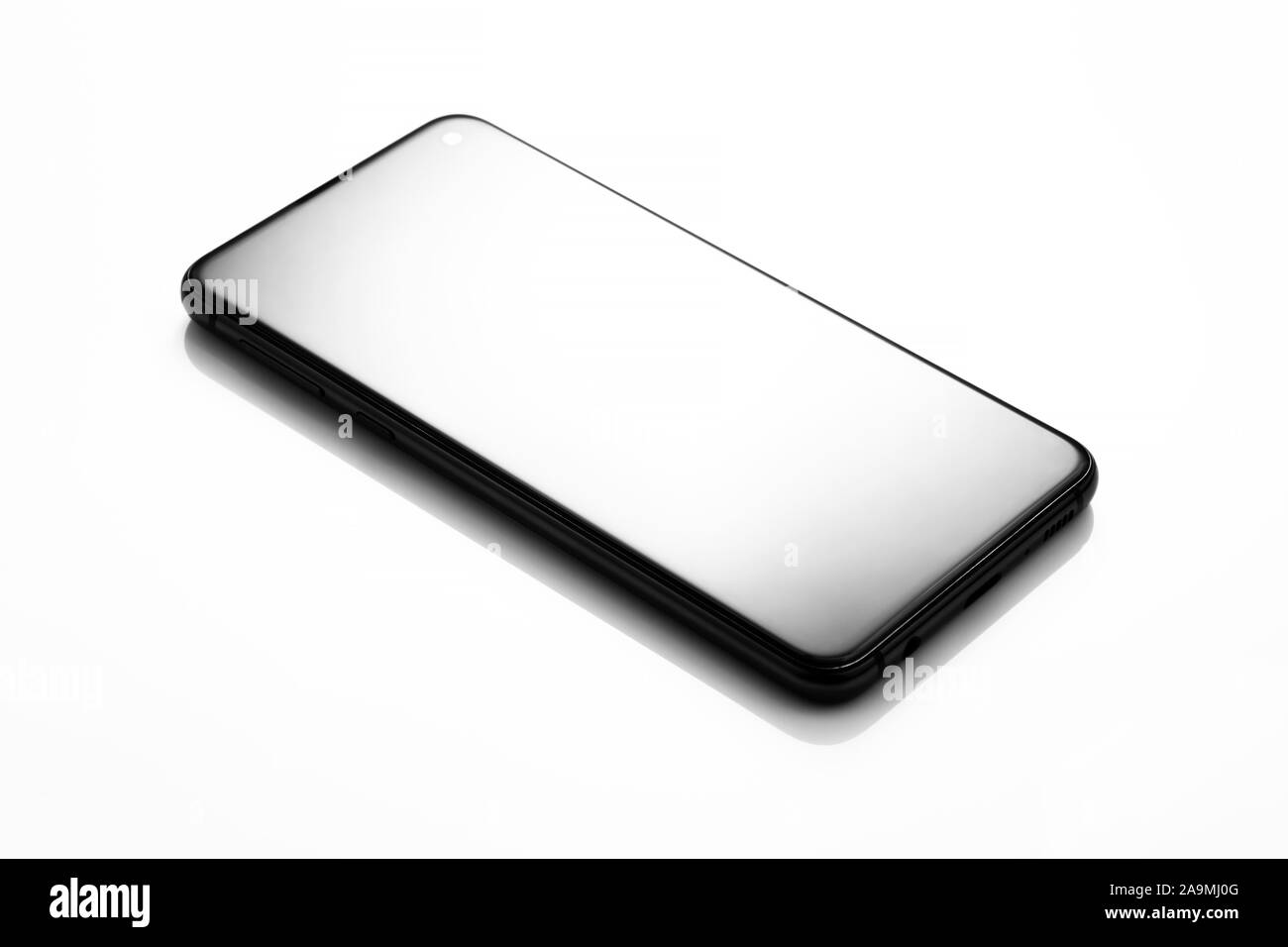 Téléphone mobile sur table en acrylique blanc de haute qualité pour la photographie de produit Banque D'Images