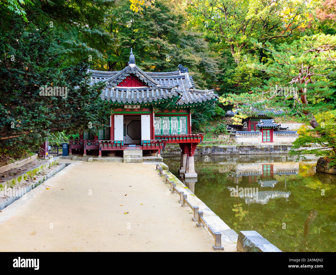 Séoul, Corée du Sud - 31 octobre 2019 : Buyongjeong Buyeongji pavillon et dans l'étang de jardin Huwon arrière Secret complexe palais Changdeokgung ec à Séoul Banque D'Images